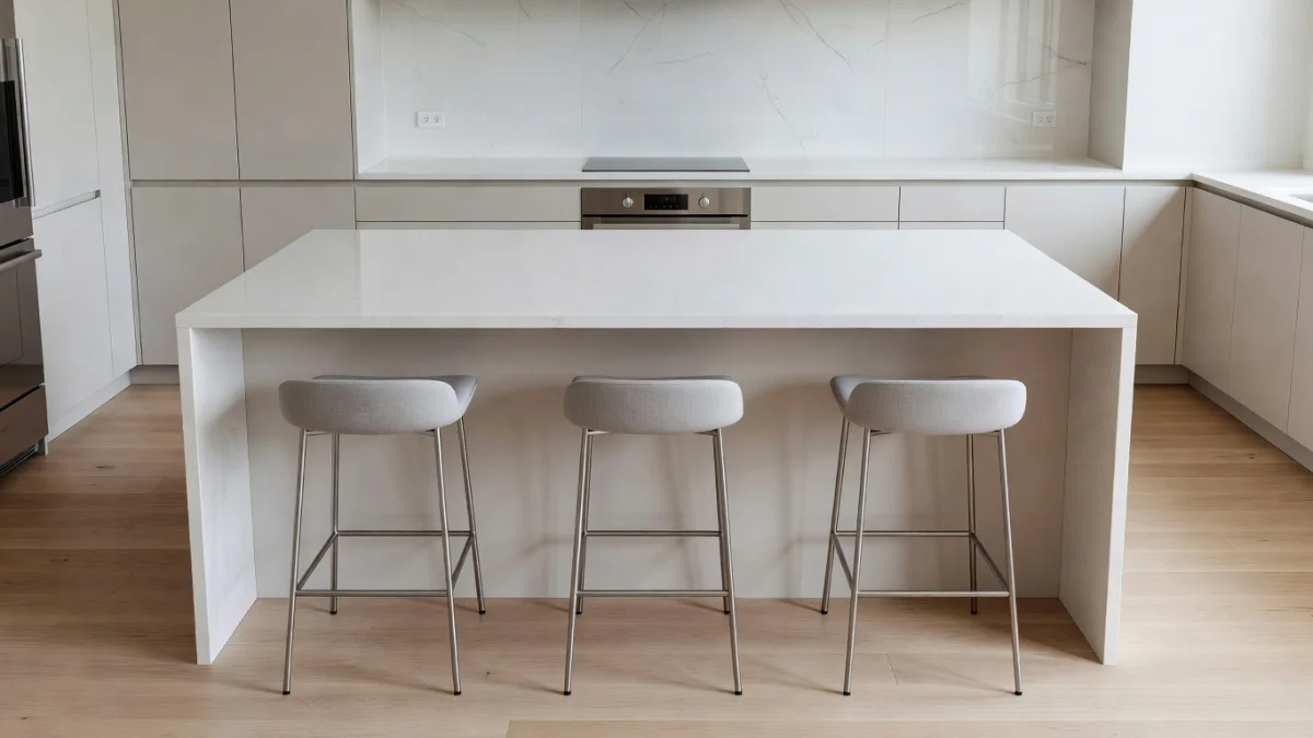 Chaises de bar alignées devant un comptoir de cuisine moderne