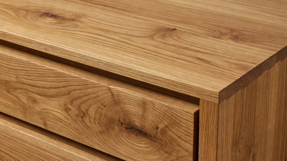 Meuble TV en chêne massif dans un salon moderne, avec grain de bois visible et finitions naturelles